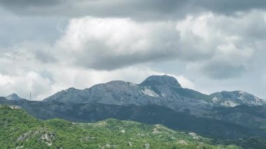 Karadağ'ın güneybatısındaki Lovcen Dağı Milli Parkı'nın en yüksek zirvelerinin panoramik manzarası.