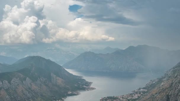 Панорама - вид на затоку Котор з хмарами в Чорногорії. Timelapse 4K. — стокове відео