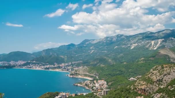 Lindas montanhas paisagem da costa do Adriático em A Riviera Budva em Montenegro vista da praia Sveti Stefan. Prazo de validade 4K — Vídeo de Stock