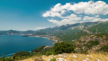 Sveti Stefan sahilindeki Adriyatik kıyılarının güzel dağları. Zaman Dilimi 4K