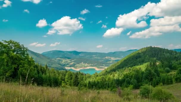 Удивительный вид на озеро Заовине на западе Сербии. Timelapse 4K. — стоковое видео