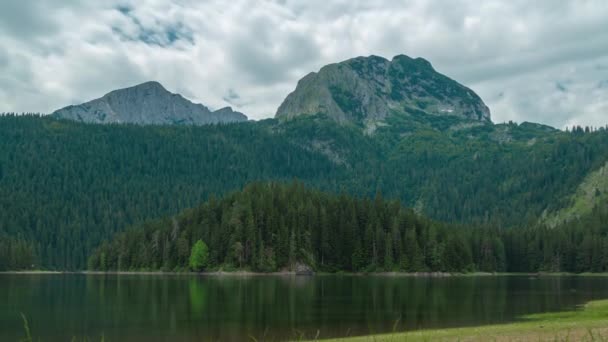 Crno jezero v Durmitoru Národní park UNESCO - Černá Hora v oblačný den. Timelapse 4K. — Stock video
