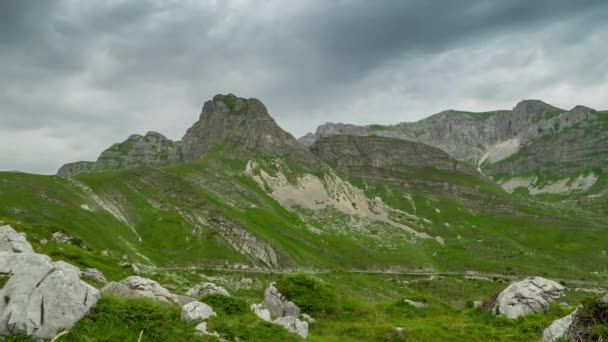 O passo de montanha Sedlo está no norte de Montenegro no dia nublado. Prazo de validade 4K. — Vídeo de Stock
