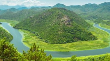Karadağ 'ın Skadar Gölü Ulusal Parkı' ndaki Rijeka Crnojevica Nehri 'nin Yeşil Dağ ve kanyonu. Zaman Dilimi 4K