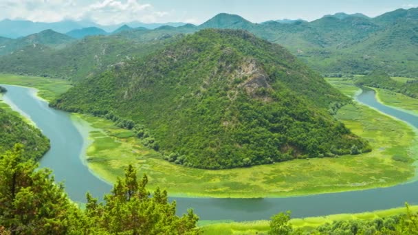 Karadağ 'ın Skadar Gölü Ulusal Parkı' ndaki Rijeka Crnojevica Nehri 'nin Yeşil Dağ ve kanyonu. Zaman Dilimi 4K — Stok video