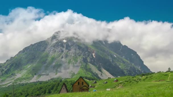 Utsikt över familjejordbruk på land i Komovi berg, Montenegro. Tidsåtgång 4K. — Stockvideo