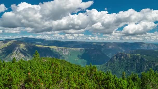 Karadağ 'ın yaz günü Curevac dağından gelen bulutlarla Tara Kanyonu manzarası. Zaman Dilimi 4K. — Stok video