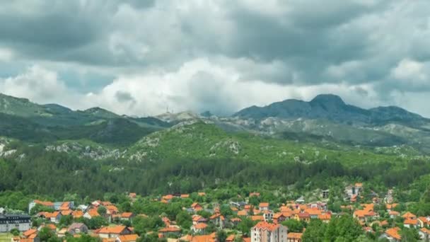 Karadağ 'ın Cetinje kentinde Lovcen dağı ve bulutları görülüyor. Zaman Dilimi 4K. — Stok video