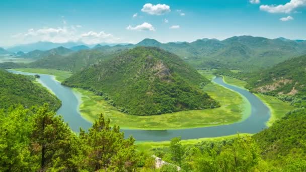 Skadar gölü kıyısındaki Rijeka Crnojevica Nehri Kanyonu. Karadağ 'ın en ünlü manzaralarından biri. Nehir dağların arasından bir dönüş yapar ve geriye doğru akar. Zaman Dilimi 4K — Stok video