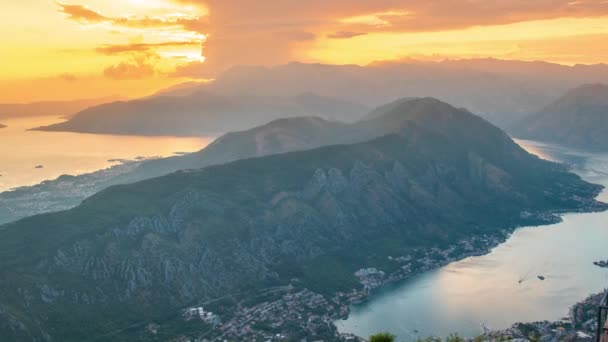 Vistas panorámicas de la puesta de sol de oro en toda la bahía de Kotor, Montenegro. Timelapse 4K. — Vídeo de stock
