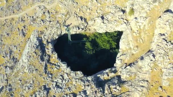 カザフスタンのアルマトイにある陥没穴Ak-Mechet洞窟のトップビュー。空中ビュー｜4K. — ストック動画
