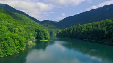 Biogradsko Gölü, Bjelasica 'nın dağlararası vadisinde bir buzul gölüdür. Karadağ, Avrupa 'daki Kolasin, Biogradska Gora ulusal parkı. Hava görüntüsü 4K.