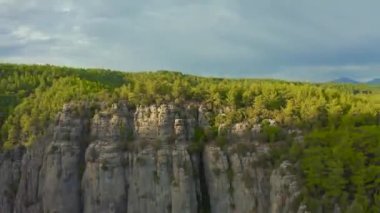 Türkiye 'nin Manavgat kentindeki Ulusal Park' ta Tazy Kanyonu 'nun kenarında oturan bir erkek ve bir kadın. Hava görüntüsü 4K.