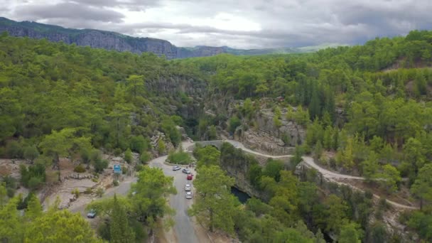 Parco nazionale del Koprulu Canyon. Vecchio ponte e fiume per il rafting a Manavgat, Antalya, Turchia. Vista aerea 4K. — Video Stock