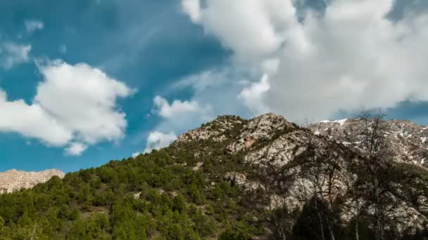 Wolken auf der Bergspitze — Stockvideo