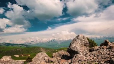 Dağların üzerinden güzel bulutlar