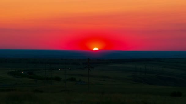 Rode zonsondergang op een landweg — Stockvideo