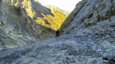 Tırmanışçı kayaya tırmanır