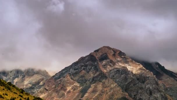 Cañón cerca de la montaña Sairam Su — Vídeos de Stock