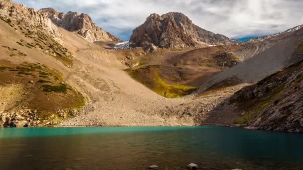 山の湖の水 — ストック動画