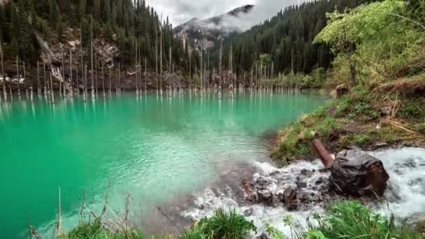 Mountain River i søen Kaindy – Stock-video