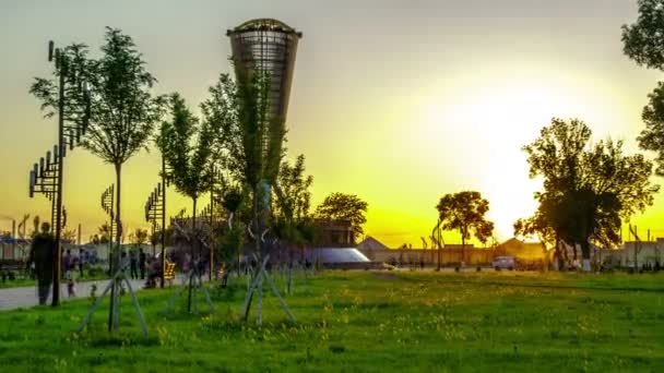 Tramonto sullo sfondo della stele — Video Stock