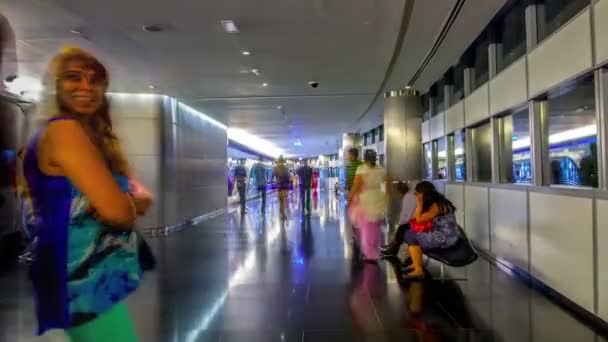Pessoas no metrô de Dubai — Vídeo de Stock