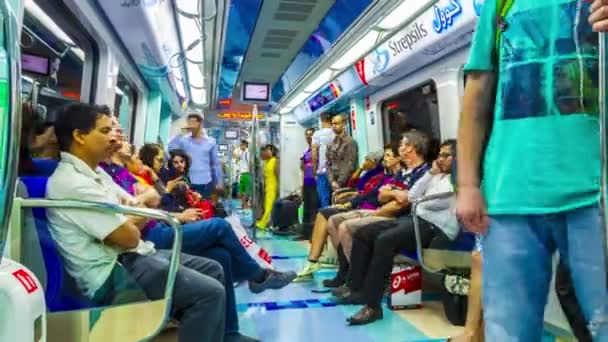 Persone all'interno del carro della metropolitana di Dubai — Video Stock