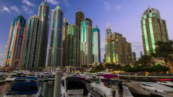 День превращается в ночь в Дубай Марина — стоковое видео
