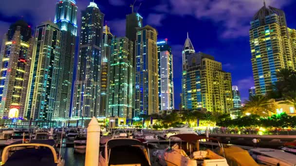 Barcos en el muelle de noche Dubai Marina — Vídeo de stock