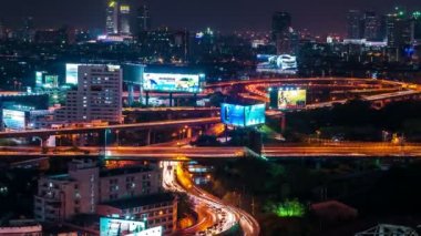 Şehir ve karayolu gece görünümü