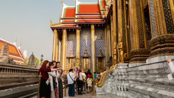 Toeristen lopen op The Grand Palace — Stockvideo