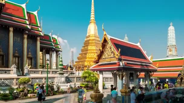 Toeristen lopen op The Grand Palace — Stockvideo