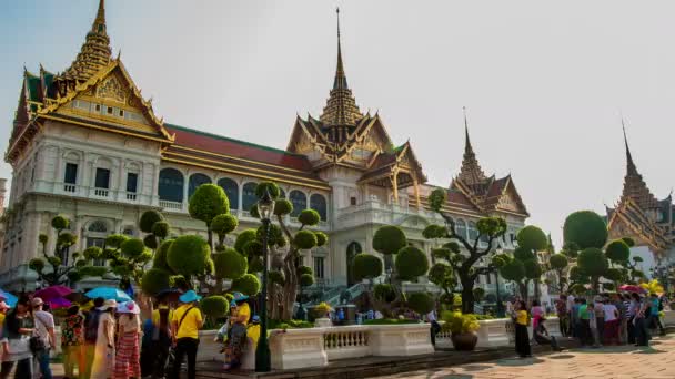 Turisták sétára fekszik a Grand Palace — Stock videók