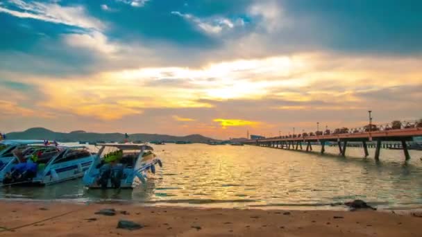 Amanecer en el muelle Chalong — Vídeos de Stock