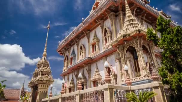 Les gens marchent au temple Wat Chalong — Video