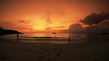 Denizde insanlar banyo