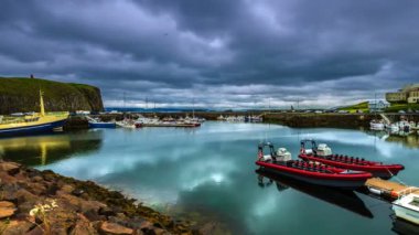 İzlanda'daki bir limanda duran tekneler