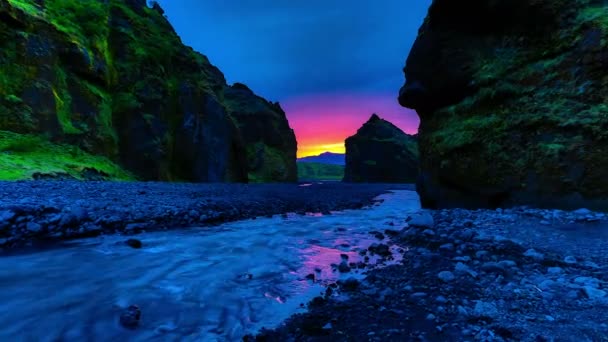 Zonsondergang op de rivier in de vallei van IJsland — Stockvideo