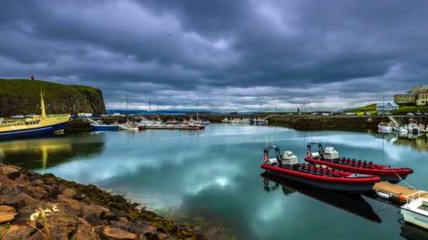 Bateaux debout dans un port en Islande — Video