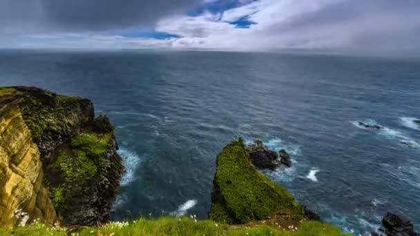 Ondas oceánicas rompiendo en peñascos Londrangar — Vídeo de stock