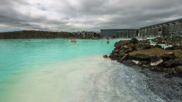 Lidé na Blue Lagoon — Stock video