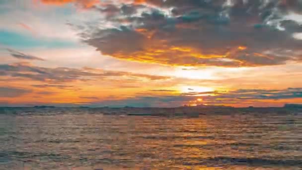 Puesta de sol en la playa de Taling Ngam — Vídeo de stock