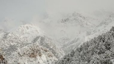 Bulutlar dağ başında Sairam Su üzerinde