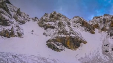 Bulutlar dağ başında Sairam Su üzerinde