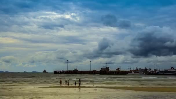 Mozgó felhők a tenger porton keresztül — Stock videók
