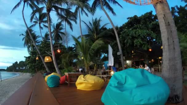 Les gens se détendent dans un café sur la plage — Video