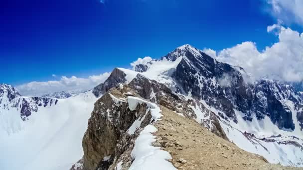 Σύννεφα πάνω από τις κορυφές των βουνών Sairam Su — Αρχείο Βίντεο