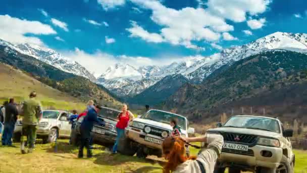Alpinistas perto de seus carros nas montanhas — Vídeo de Stock