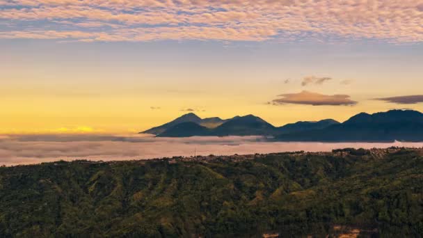 Montañas cubiertas de nubes en Bali — Vídeo de stock